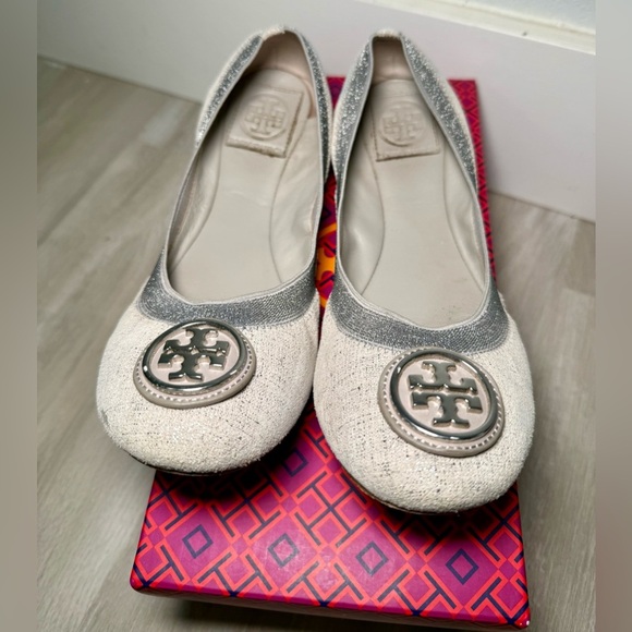 Tory Burch women’s silver/gray Logo suede ballet flats size 8M - Picture 2 of 12